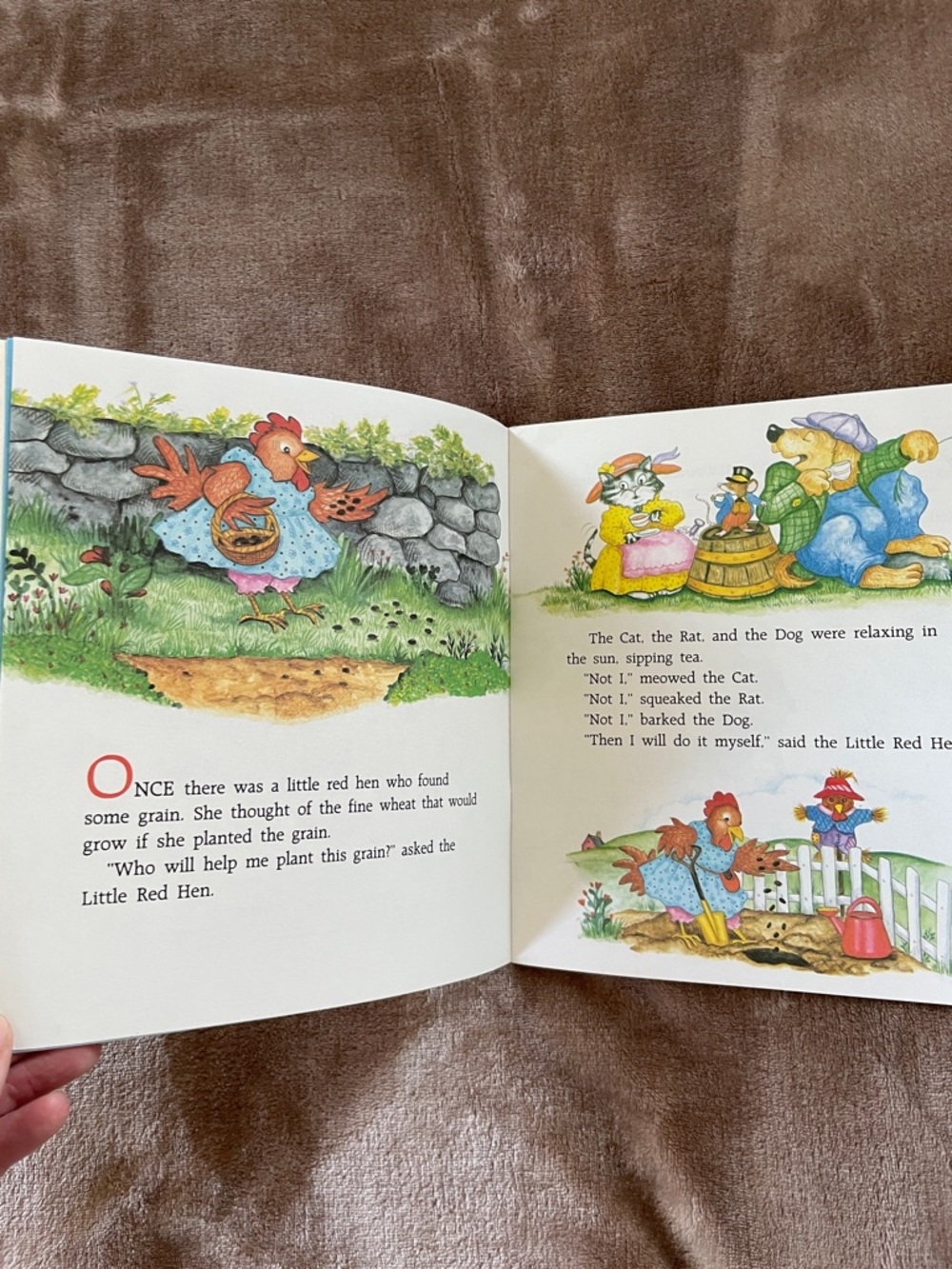 Merrigold Press The Little Red Hen Illustrated Book - Green & White Cover - Picture 3 of 6